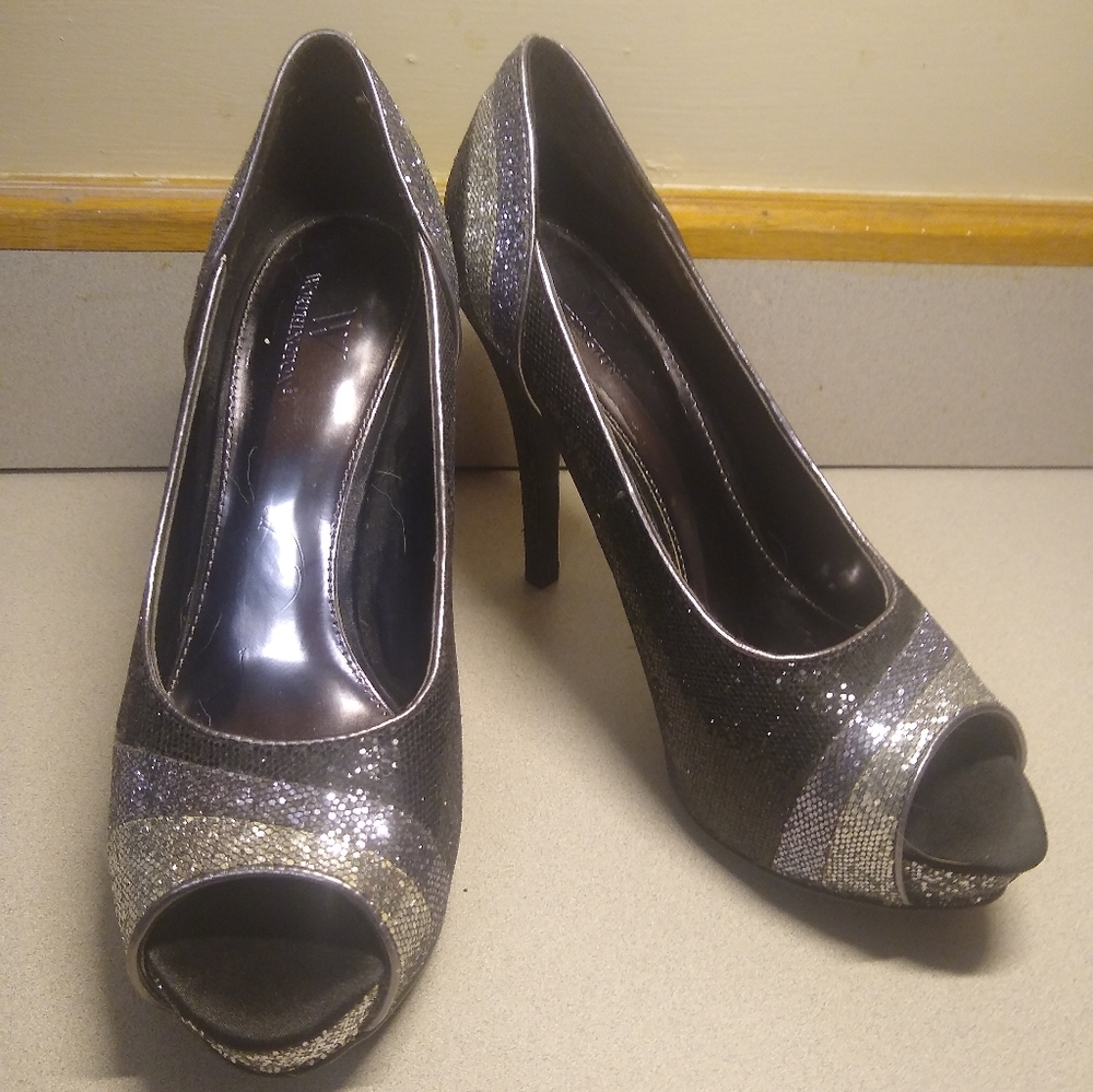 Ladies Worthington size 8.5M sparkling black and grey high heal pumps.